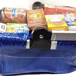 CESTA DE LA COMPRA DE TELA AZUL RELLENA DE CAJAS SIMULANDO ALIMENTOS.
