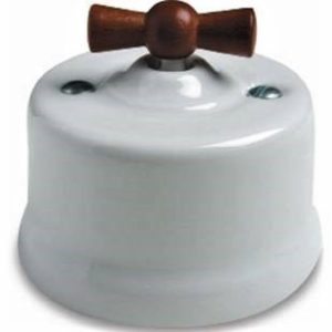 INTERRUPTOR DE PORCELANA BLANCA Y LAZO DE MADERA MIEL.