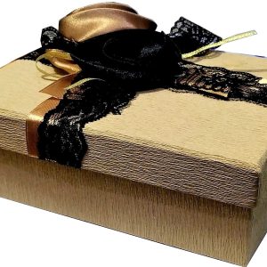 CAJA DE CARTON DECORADA CON FLORES Y PINOCHO. SURTIDAS.