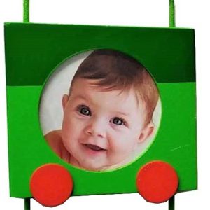 PORTAFOTOS DE MADERA COLGANTE EN FORMA DE TREN PARA 3 FOTOS.