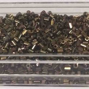 ABALORIOS DE COLORES Y TAMAÑOS SURTIDOS EN CAJA RECTANGULAR TRANSPARENTE. PRECIO POR CAJA.