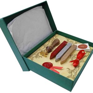 SET DE LACRE DE 3 BARRAS DE COLORES Y SELLO DE LATON CON MANGO DE MADERA Y CINTA ROJA EN ESTUCHE