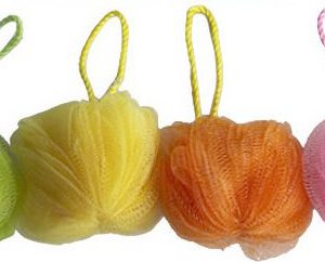 ESPONJA DE BAÑO FORMA DE FLOR LACITO CON CORDON DE COLORES DE MARKET SUPREM 71508