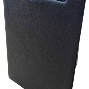CARPETA TAMAÑO 4º A5 DE CARTON FORRADO EN PLASTICO NEGRO CON RELIEVE Y CON PINZA SUJETA PAPELES.