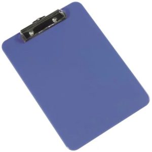 PORTANOTAS TAMAÑO A4 DE PLASTICO RIGIDO AZUL CON PINZA METALICA SUJETA PAPELES DE Q-CONNENT KF21625.