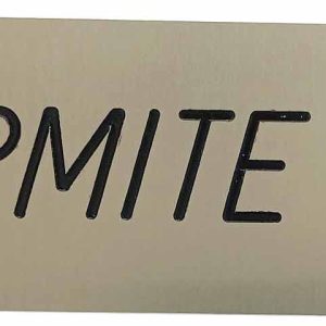 PLACA GRABADA ADHESIVA DE ALUMINIO DE SE PERMITE FUMAR. MEDIDAS 22X5CM.